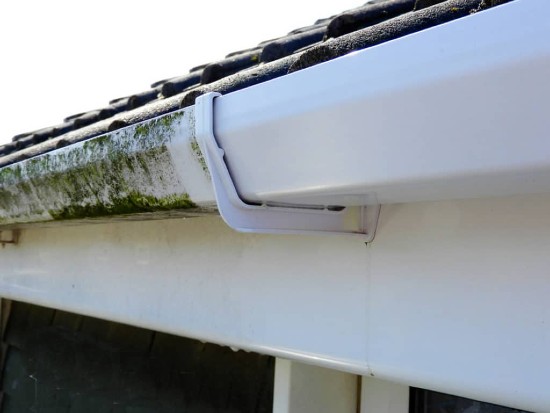 gutter-cleaning-3-550x413-1